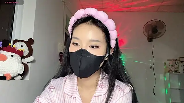 Snapshot of Tieu-May chatting on May 12, 9:12 pm Tieu-May online show from May 12, 9:12 pm