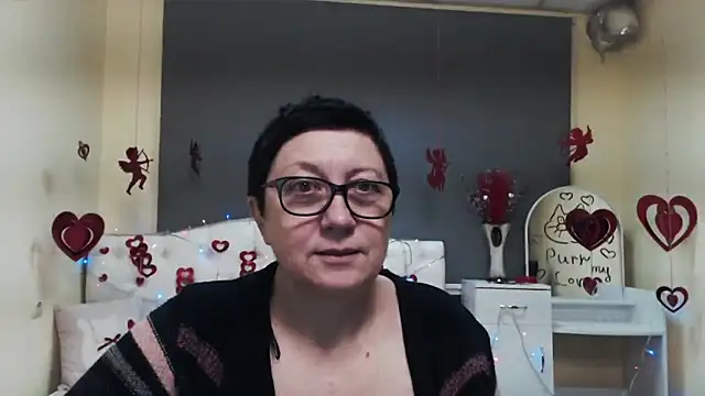 EmilyL0ve online show from February 8, 5:49 pm