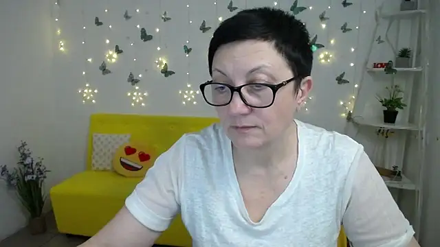 EmilyL0ve online show from March 8, 2:04 am