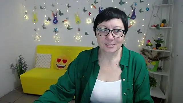 EmilyL0ve online show from April 9, 5:18 am