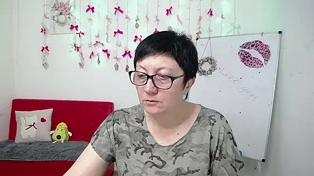 EmilyL0ve online show from April 15, 5:20 pm