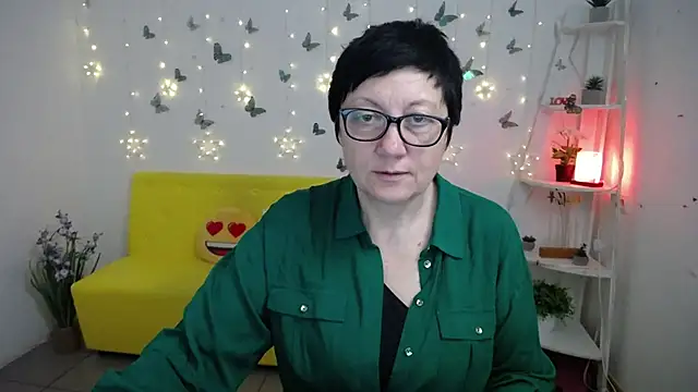 EmilyL0ve online show from April 22, 5:14 pm