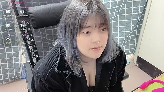 Snapshot of anan_102104 chatting on April 7, 12:38 pm anan 102104 online show from April 7, 12:38 pm