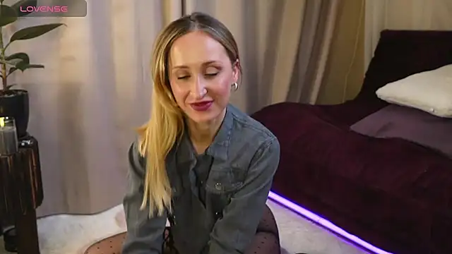 Emely Moon online show from April 7, 6:41 pm