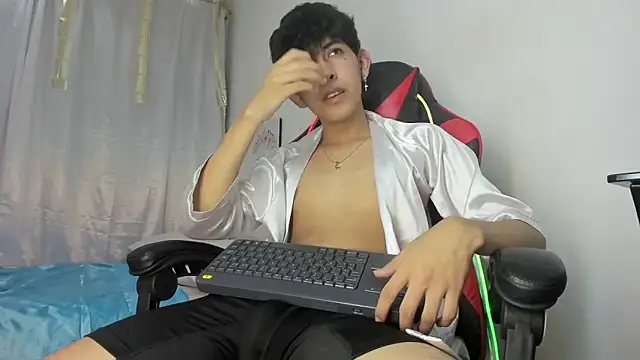 julian xx online show from April 22, 7:15 pm