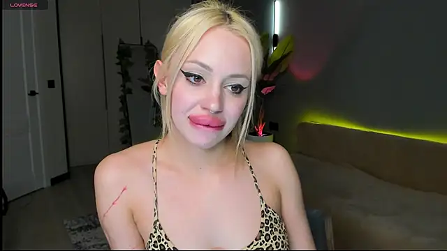 Luna Beverly online show from April 3, 8:18 pm