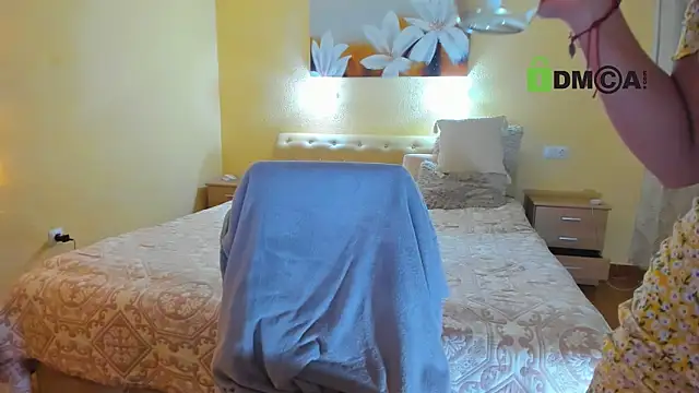 juliiaroberts online show from April 8, 4:01 am