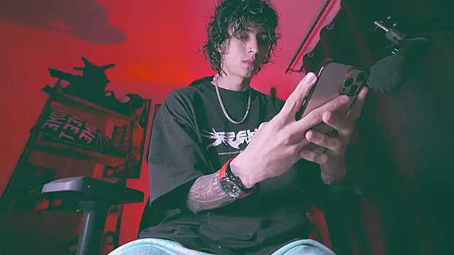 Snapshot of Olliver___y chatting on June 26, 3:44 am Olliver y online show from June 26, 3:44 am