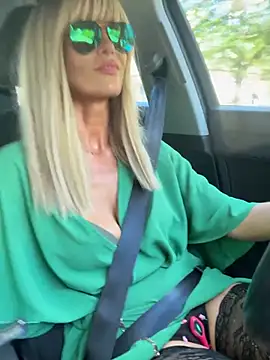 Snapshot of NaughtyNinky chatting on May 6, 9:25 am NaughtyNinky online show from May 6, 9:25 am