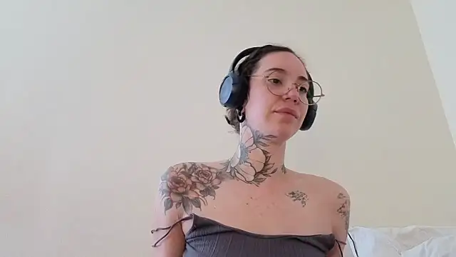 Snapshot of Dirty_Pink chatting on June 8, 8:48 am Dirty Pink online show from June 8, 8:48 am