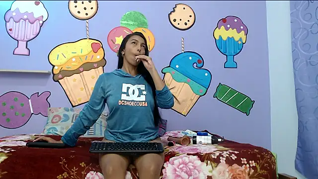 skinnysexzara18 online show from March 12, 1:23 am