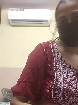 Snapshot of Hot_mahi678 chatting on July 10, 6:28 am Hot mahi678 online show from July 10, 6:28 am