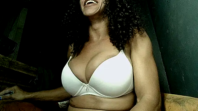 Snapshot of paolla23cm_brasil chatting on May 14, 3:24 am paolla23cm brasil online show from May 14, 3:24 am