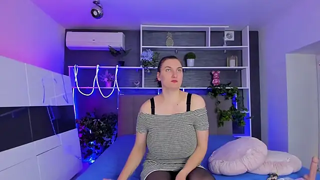 StephieRousee online show from April 1, 5:30 am