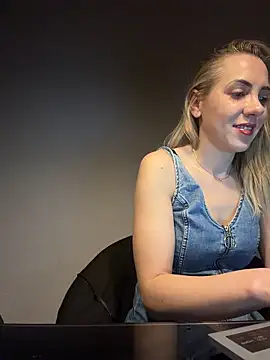 Snapshot of ElenaWhitmore chatting on May 1, 9:41 pm ElenaWhitmore online show from May 1, 9:41 pm