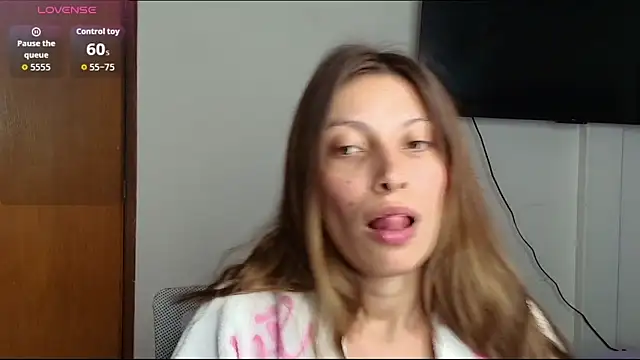 Snapshot of Sweet_moon_v_ chatting on June 9, 1:06 am Sweet moon v online show from June 9, 1:06 am