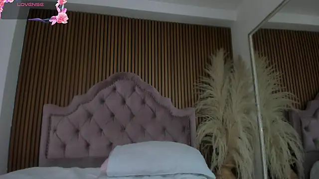 Violett hott  online show from April 21, 12:22 pm