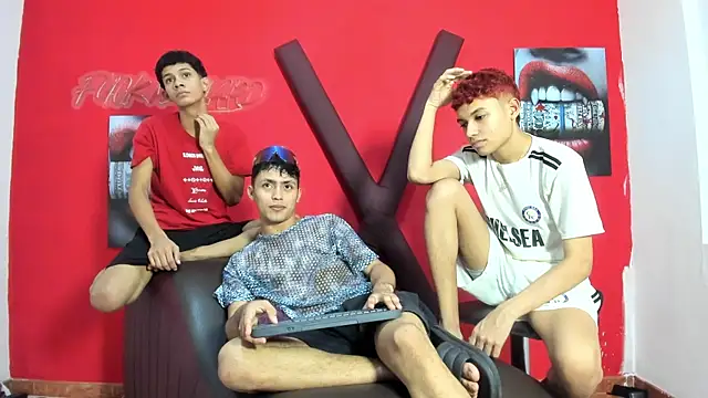 Snapshot of AVENGER_BOYS2026 chatting on May 14, 7:20 pm AVENGER BOYS2026 online show from May 14, 7:20 pm