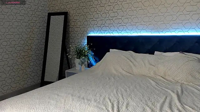 desiree doll online show from February 11, 1:10 am