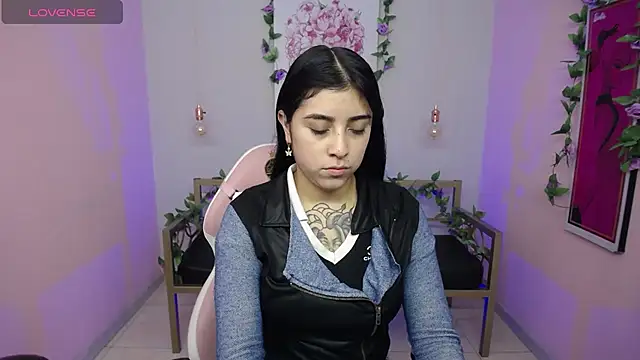 Snapshot of Adri_gomez_x chatting on July 23, 12:25 pm Adri gomez x online show from July 23, 12:25 pm