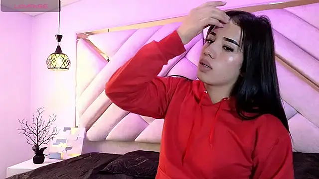 zoevg online show from April 21, 1:06 pm