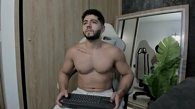 Snapshot of Thiago_moretti chatting on May 25, 11:33 pm Thiago moretti online show from May 25, 11:33 pm
