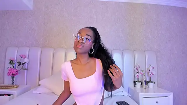 Julianiita  online show from February 14, 1:30 pm