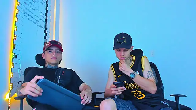 Snapshot of Thomas-Wil chatting on February 6, 2:16 am Thomas-Wil online show from February 6, 2:16 am