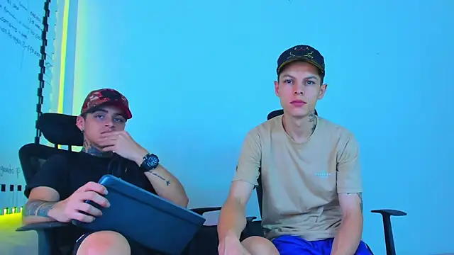 Snapshot of Thomas-Wil chatting on February 8, 3:43 am Thomas-Wil online show from February 8, 3:43 am