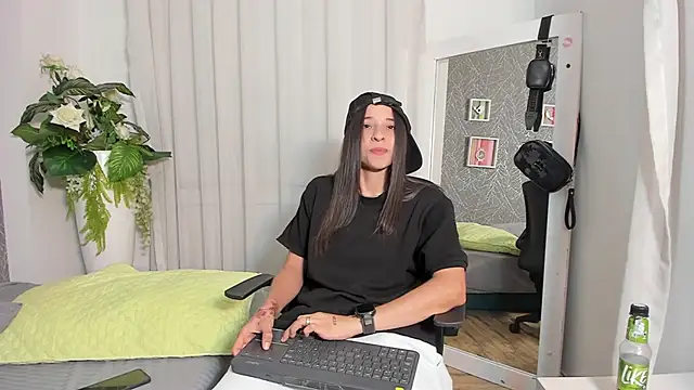 ViictoriiaSaenz online show from April 22, 5:21 am