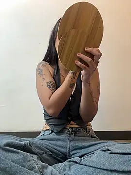 Abriil cutee online show from April 11, 2:21 pm