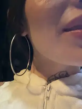 lizz lunna online show from April 22, 3:42 am