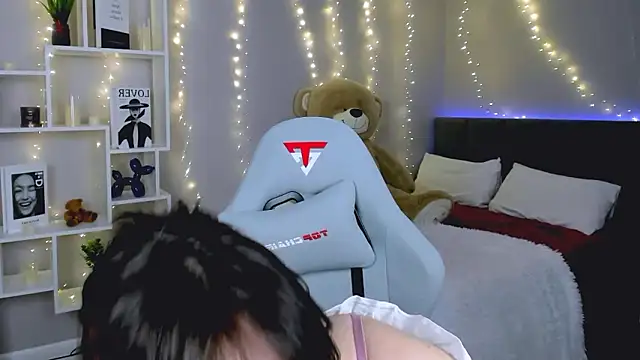 KikaOsterman online show from February 1, 12:15 pm