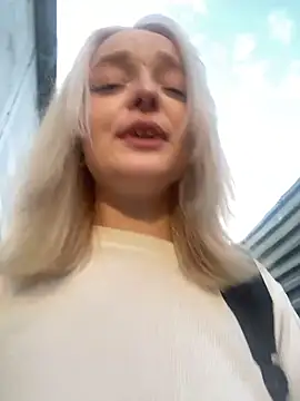Snapshot of aka_Blonde chatting on May 8, 12:43 pm aka Blonde online show from May 8, 12:43 pm