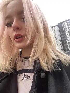 Snapshot of aka_Blonde chatting on May 15, 8:21 am aka Blonde online show from May 15, 8:21 am