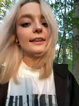 Snapshot of aka_Blonde chatting on June 1, 1:57 pm aka Blonde online show from June 1, 1:57 pm