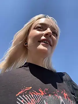 Snapshot of aka_Blonde chatting on June 5, 8:31 am aka Blonde online show from June 5, 8:31 am