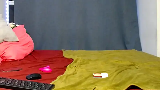 Snapshot of FifiBae1 chatting on April 21, 2:04 am FifiBae1 online show from April 21, 2:04 am