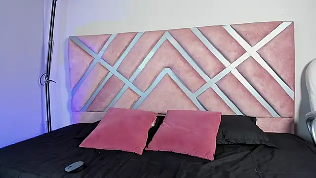 Lara reynolds  online show from January 16, 7:51 pm