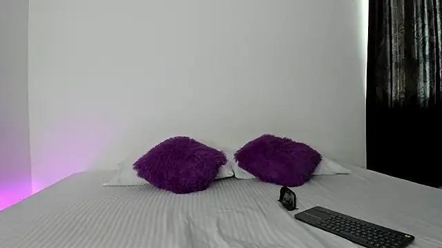 Snapshot of KylieJonesReal chatting on February 14, 8:38 pm KylieJonesReal online show from February 14, 8:38 pm