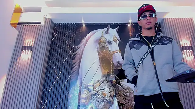 The Gods In Diamonds online show from March 5, 5:36 am