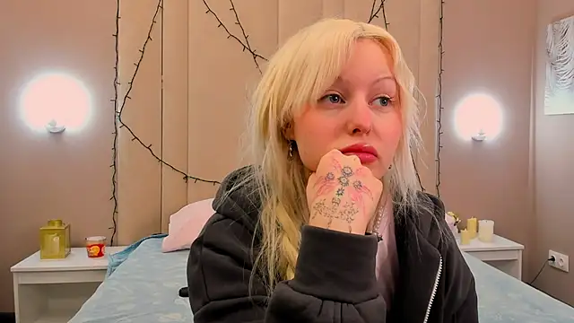 AdeleSilvy online show from April 20, 1:52 am