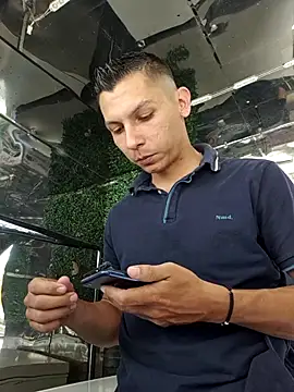 Snapshot of Andres_storm chatting on April 11, 7:18 pm Andres storm online show from April 11, 7:18 pm