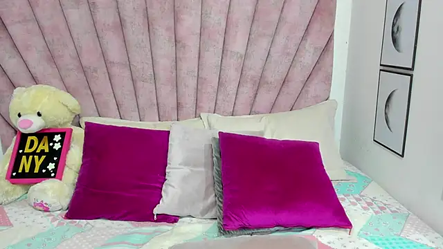 danibellucii  online show from March 29, 3:50 am