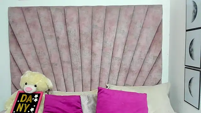 danibellucii  online show from April 21, 8:09 am