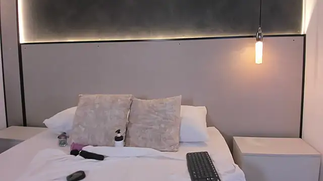 mia slora online show from April 20, 12:19 pm