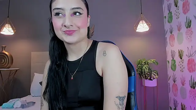 Snapshot of emma_hiltonn_ chatting on May 27, 2:19 am emma hiltonn online show from May 27, 2:19 am