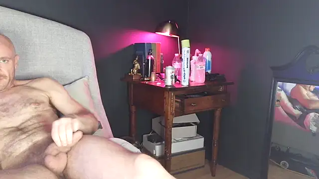 Snapshot of FrankieFuckMe chatting on May 2, 12:10 pm FrankieFuckMe online show from May 2, 12:10 pm