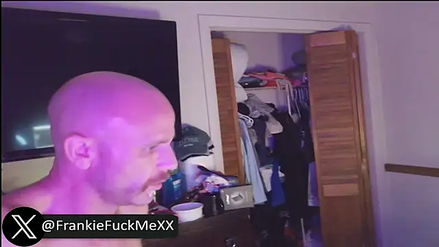Snapshot of FrankieFuckMe chatting on May 23, 5:39 pm FrankieFuckMe online show from May 23, 5:39 pm