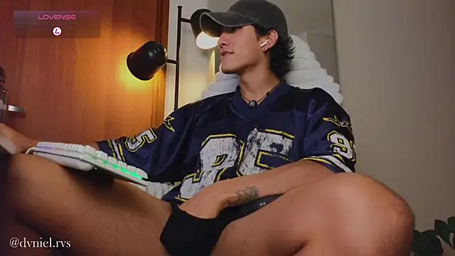 emilio rivs online show from June 18, 2:12 am